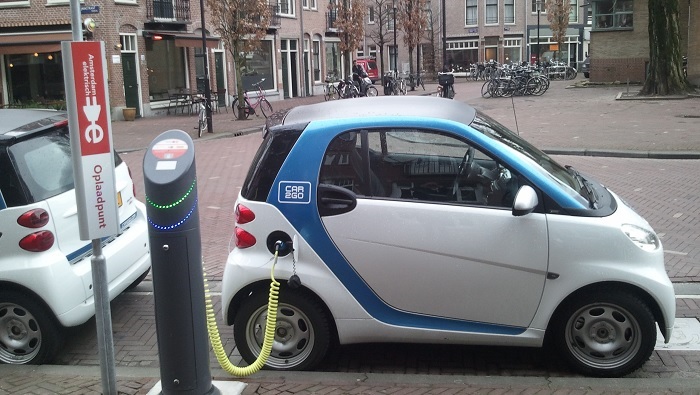 egy elektromos Smart az utcai töltőn