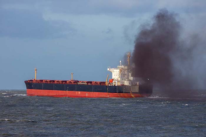Füstölő hajó