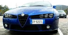 olasz rendszámos Alfa Romeo 159 szemből