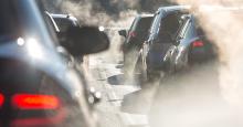 füstfelhőbe burkolózó autók a városi forgalomban