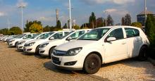 használt Opel Astrák sorakoznak egy autókereskedésben