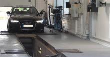 egy autó érkezik műszaki vizsgáztatásra Budapesten