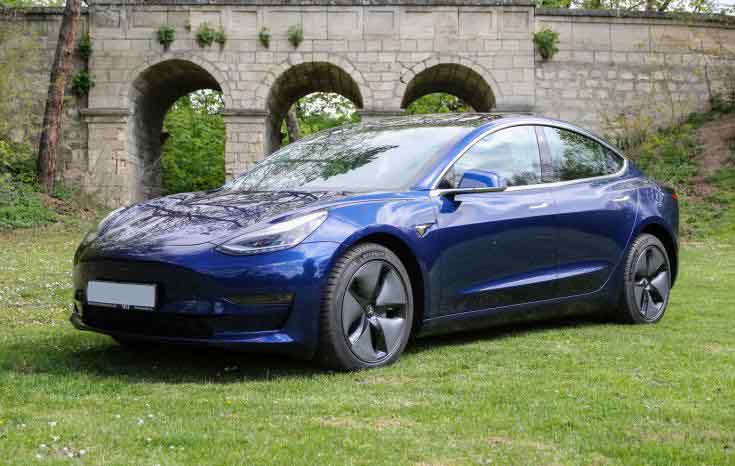 Tesla Model 3 elölről